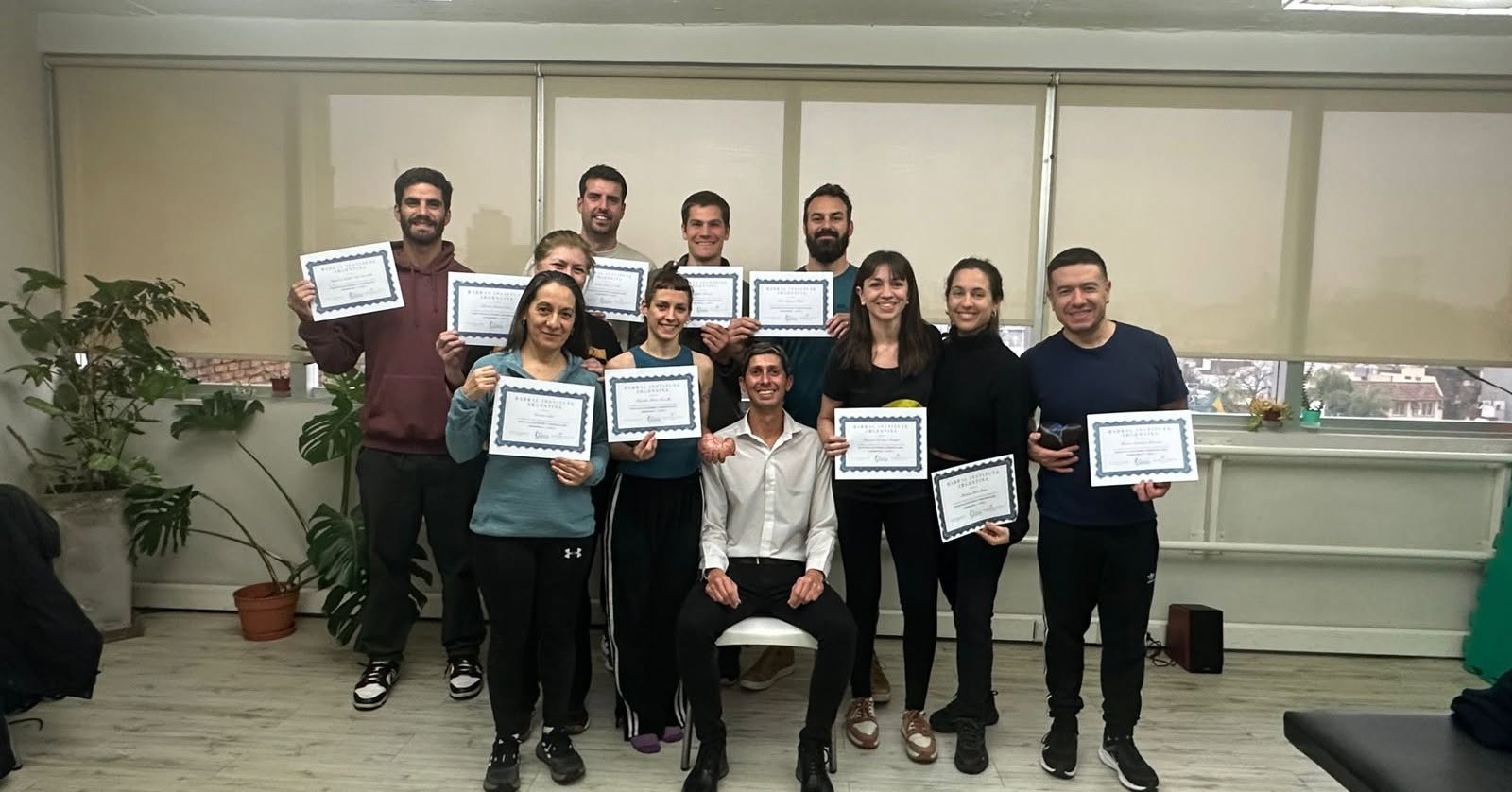 Alumnos con su certificado oficial de Barral Institute