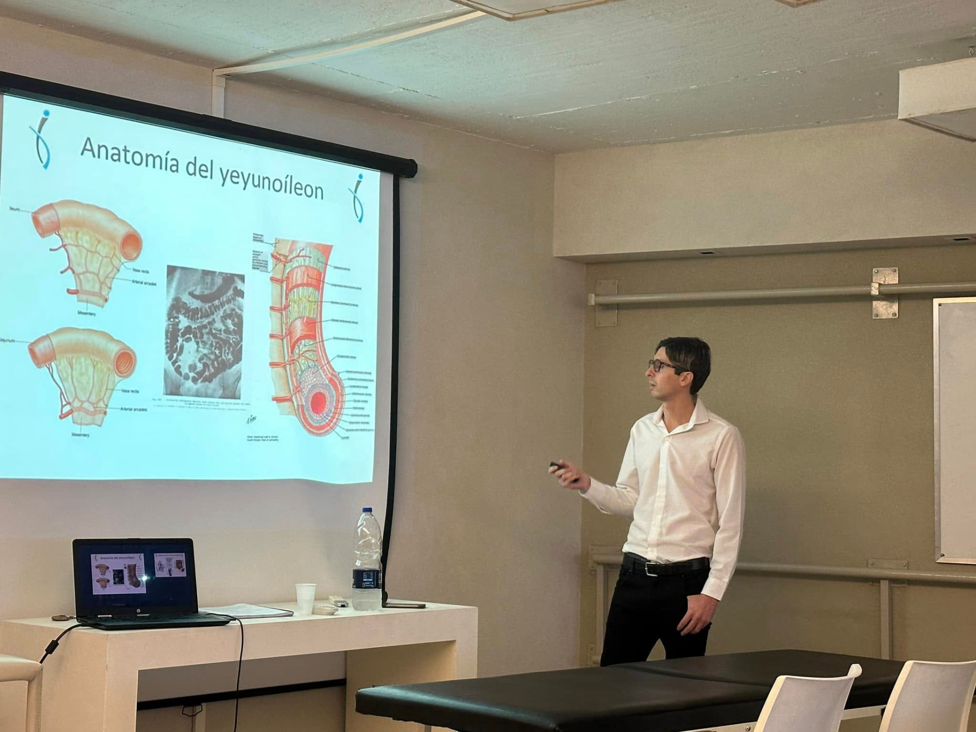 Daniel Hernández explicando la anatomía del yeyunoíleon durante la formación VM1