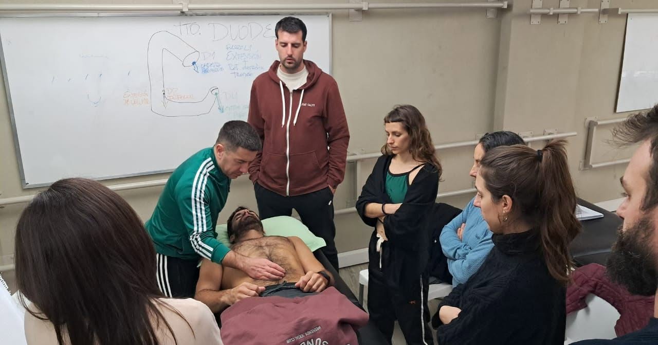 Demostración de técnica visceral sobre duodeno frente al grupo